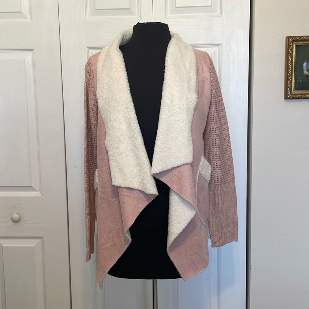 NWT 5 BESTIES WOMEN'S PINK AND CREAM OPEN FRONT SWEATER. SIZE: ONE SIZE.